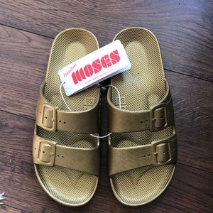 NWT never worn Freedom Moses in GOLDIE.